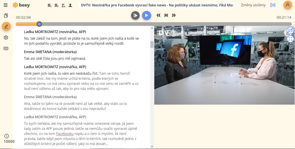 Prostředí editoru Beey - vlevo přepsaný text, vpravo nahrané video